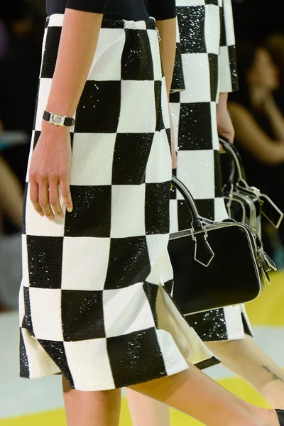 Look 10